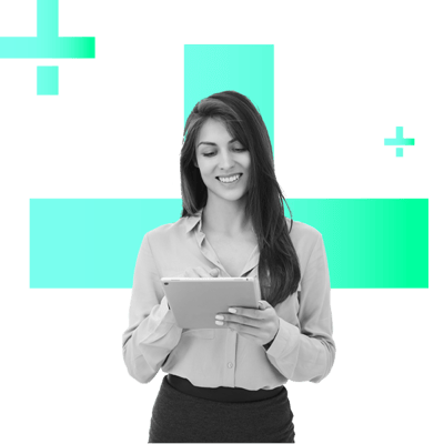 Joven mujer ejecutiva revisando una tableta con interés | Kelly Services México | Biblioteca de Contenidos Joven mujer ejecutiva revisando una tableta con interés | Kelly Services México | Biblioteca de Contenidos
